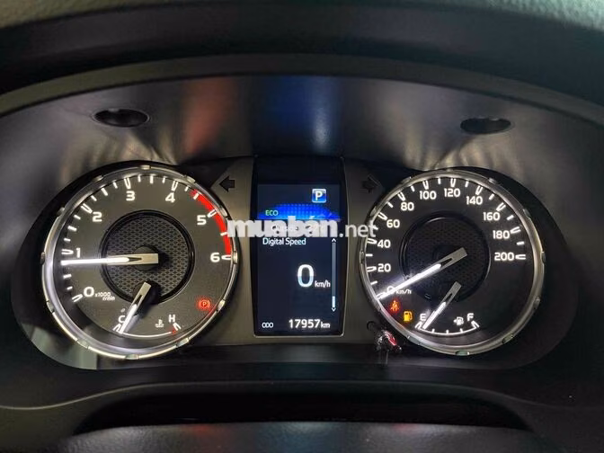 Toyota Hilux 2025 2.4AT 4X2 Đỏ 17.000 km