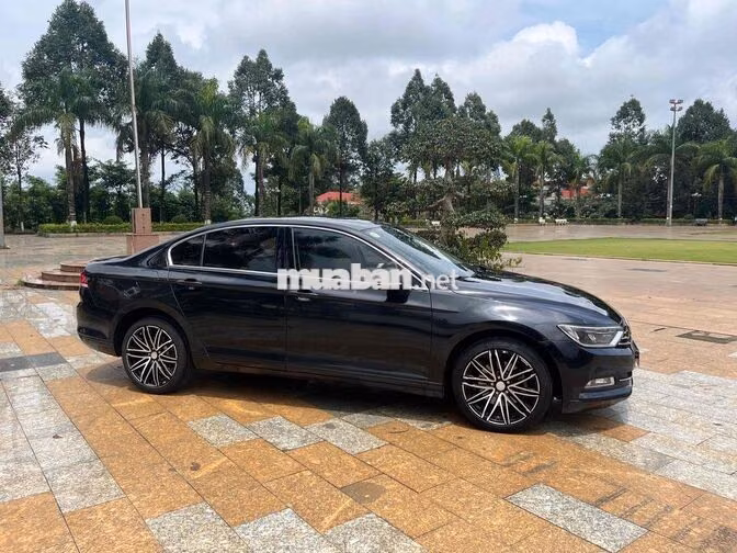 Volkswagen Passat Đen Tự động 5 chỗ