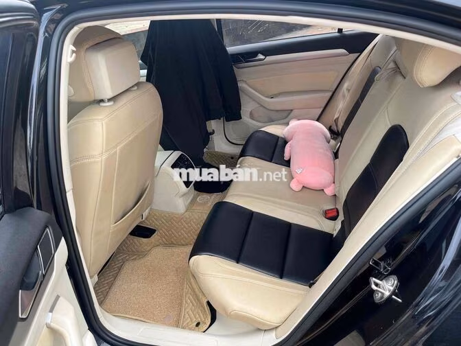 Volkswagen Passat Đen Tự động 5 chỗ