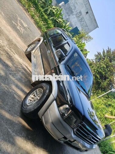 Ford Everest 7 chỗ Số sàn Dầu Đen