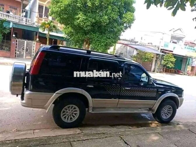 Ford Everest 7 chỗ Số sàn Dầu Đen
