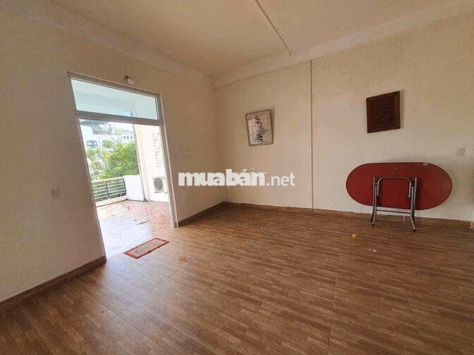 • Cho thuê nhà nguyên căn 3 tầng, 100m2 (5x20), mặt đường Đỗ Bá, gần Đ