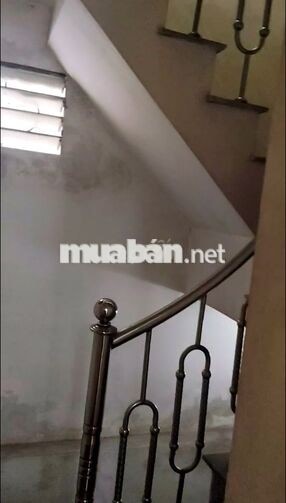 Đối diện bên đường là tạ Quang Bửu gần Trường Đại học bách khoa Kinh t