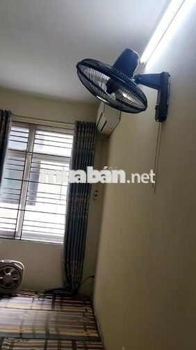 Đối diện bên đường là tạ Quang Bửu gần Trường Đại học bách khoa Kinh t
