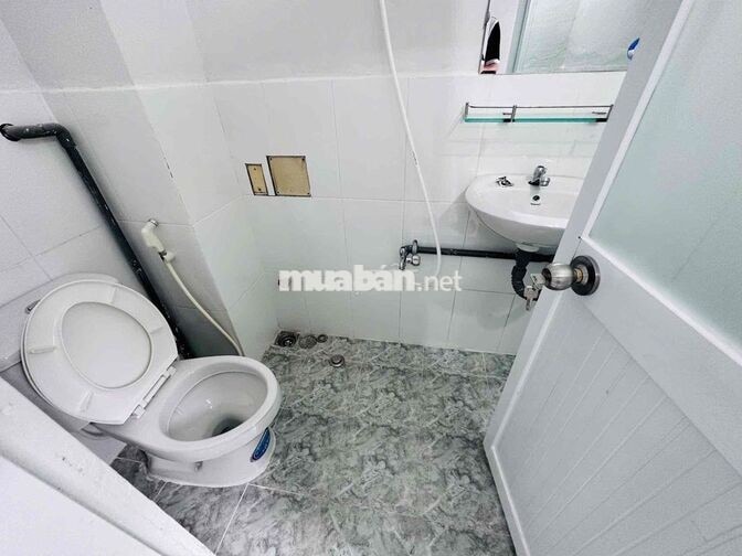 Ngay Etown Gác Cao phòng thoáng mát cửa sổ trời đón ánh sáng tốt