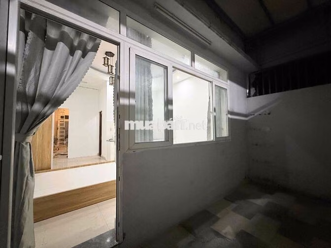 CHDV tầng trệt - Full nội thất 40m2 - sân sau rộng- trống sẵn ở liền