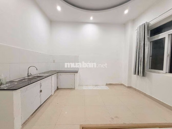CHDV tầng trệt - Full nội thất 40m2 - sân sau rộng- trống sẵn ở liền