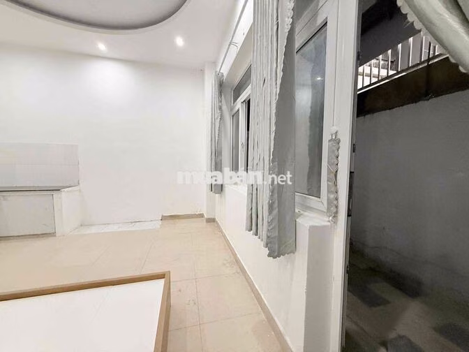CHDV tầng trệt - Full nội thất 40m2 - sân sau rộng- trống sẵn ở liền