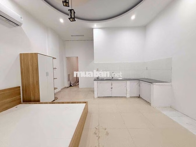CHDV tầng trệt - Full nội thất 40m2 - sân sau rộng- trống sẵn ở liền