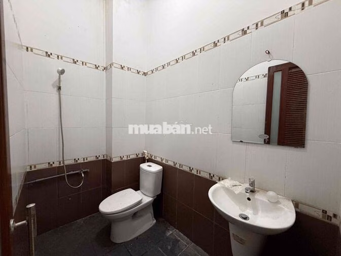 CHDV tầng trệt - Full nội thất 40m2 - sân sau rộng- trống sẵn ở liền