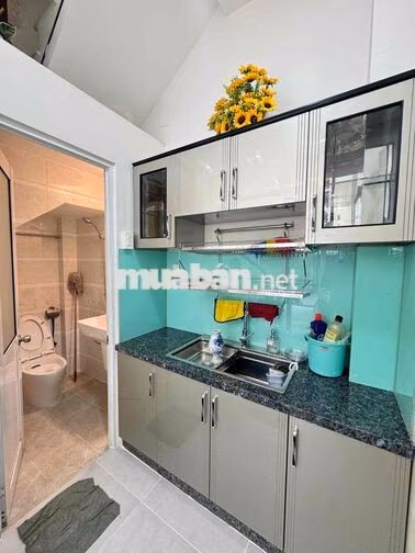 NHÀ NGUYÊN CĂN MẶT TIỀN CHỢ - GẦN CMT8 - 1T2L -  2 PN,3WC - MỚI