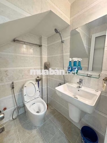 NHÀ NGUYÊN CĂN MẶT TIỀN CHỢ - GẦN CMT8 - 1T2L -  2 PN,3WC - MỚI