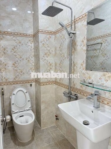 NHÀ NGUYÊN CĂN MẶT TIỀN CHỢ - GẦN CMT8 - 1T2L -  2 PN,3WC - MỚI