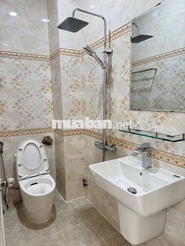 NHÀ NGUYÊN CĂN MẶT TIỀN CHỢ - GẦN CMT8 - 1T2L -  2 PN,3WC - MỚI