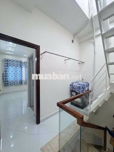 NHÀ NGUYÊN CĂN MẶT TIỀN CHỢ - GẦN CMT8 - 1T2L -  2 PN,3WC - MỚI