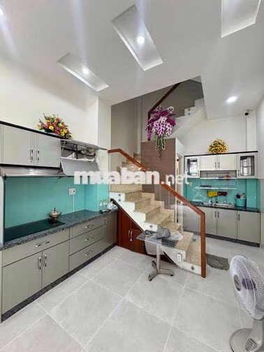NHÀ NGUYÊN CĂN MẶT TIỀN CHỢ - GẦN CMT8 - 1T2L -  2 PN,3WC - MỚI