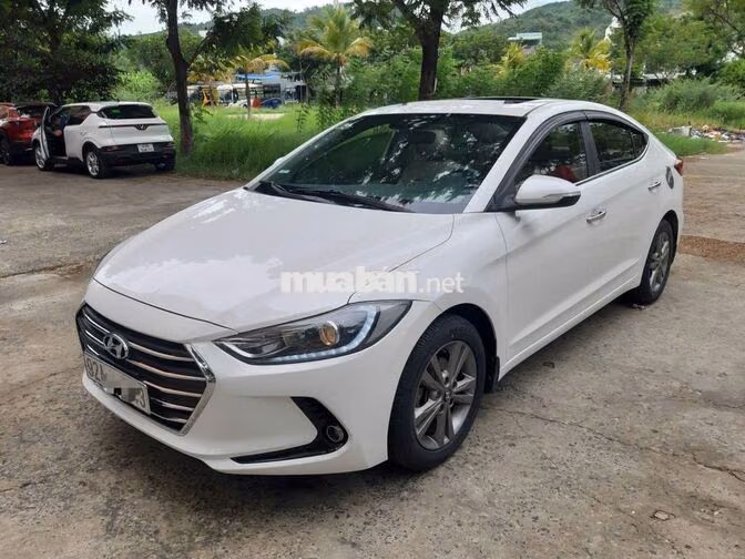 Hyundai Elantra 2018 Trắng Tự động