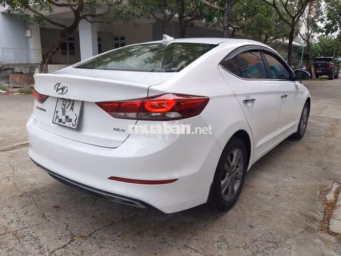 Hyundai Elantra 2018 Trắng Tự động