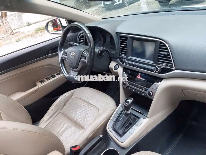 Hyundai Elantra 2018 Trắng Tự động