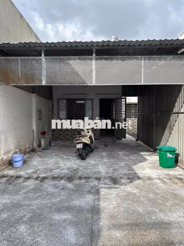 nhà rộng có sân rộng, có chỗ để oto