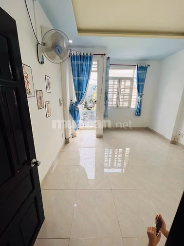 Cho thuê nhà 4 x16 m đúc lầu 4 phòng ngủ hẻm thông xe hơi lê văn thọ