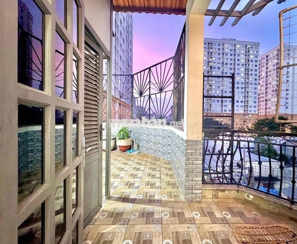 CĂN HỘ 2 PHÒNG NGỦ BANCOL SÂN VƯỜN ĐỦ NỘI THẤT NGAY ĐẦM SEN