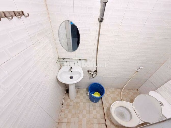 Phòng dưới trệt máy lạnh bếp wc giờ tự do