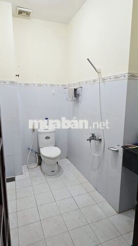Phòng 32m2 có ban công, nước nóng lạnh- máy lạnh bàn tủ giường giá tốt