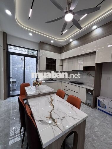 Bán nhà Q12, có thể thương lượng,nội thất cao cấp, có sân đỗ oto