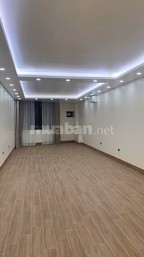 Cho thuê mb lõi phố cổ diện tích 40m mt 3m vị trí đông khách du lịch 