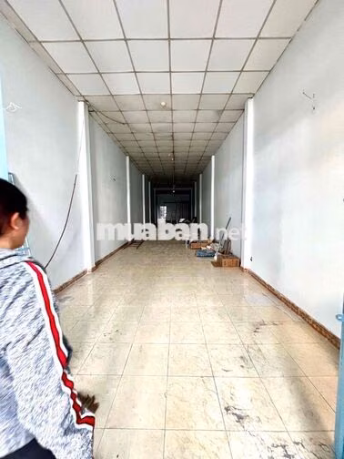 Cho thuê nhà đường xe tải 4x28m gác lửng dài 11m trệt trống suốt 14tr