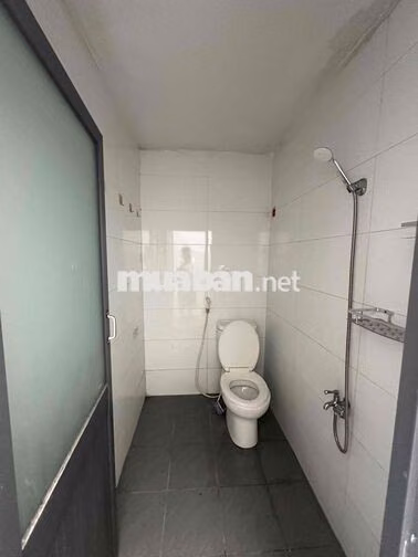 cho thuê nhà hẻm 10m thoại ngọc hầu tân phú. DT: 4m x 20m trệt lững