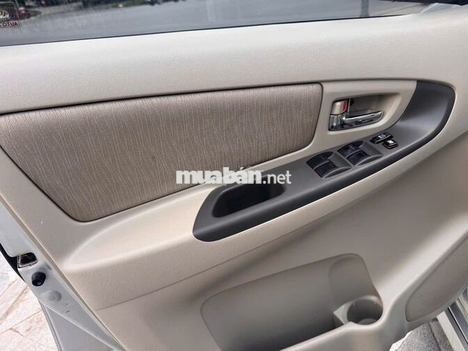 Toyota Innova 2.0G AT 2012 Bạc