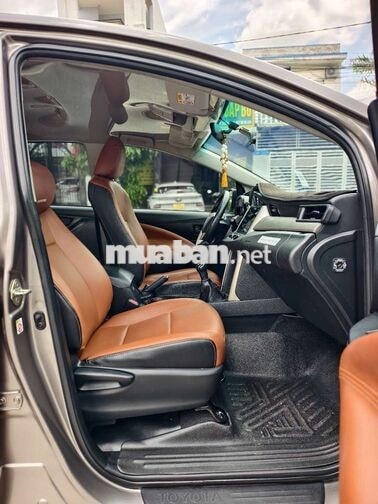 Toyota Innova 2019 Số sàn Nâu vàng 8 chỗ