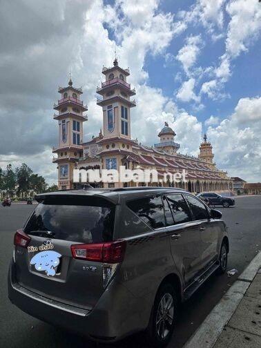 Toyota Innova 7 chỗ màu vàng đồng