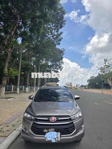 Toyota Innova 7 chỗ màu vàng đồng