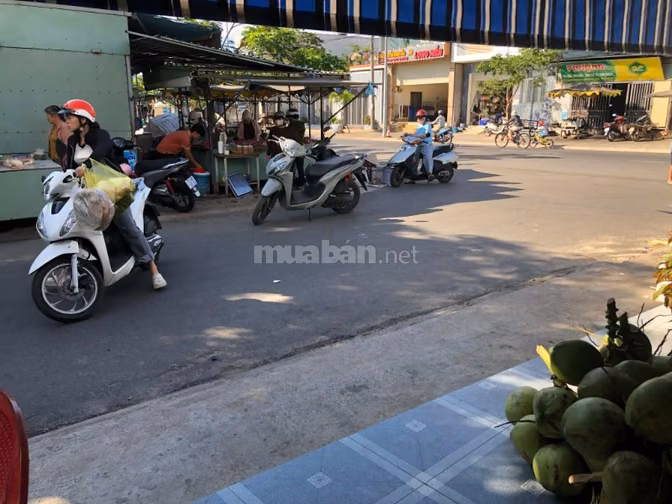 Cho thuê mặt bằng năm ngay trung tâm cảng, 2 mặt tiền. Khu chợ cảng