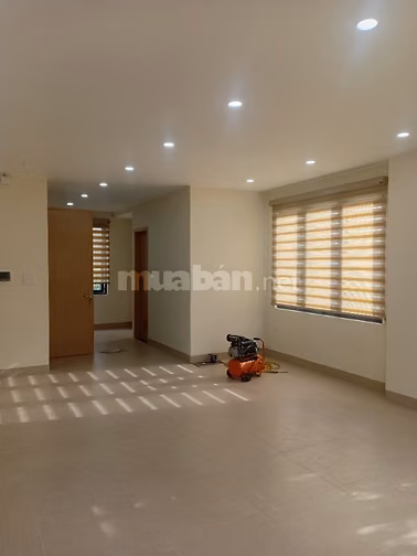 Nhà đẹp mặt phố view hồ Ba Mẫu dt 65m2, 2 tầng, 35 tr
