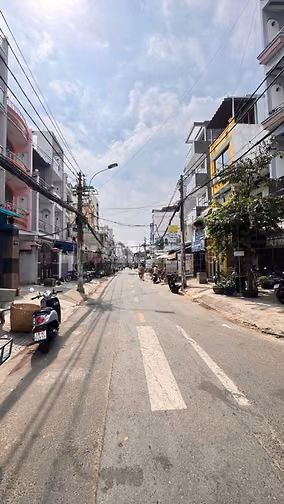 - NHÀ HẺM XE TẢI NỘI BỘ LẠC LONG QUÂN, KHU VỰC AN NINH, DÂN TRÍ CAO!"