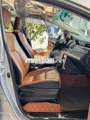 Toyota Innova bản 2.0V cao cấp