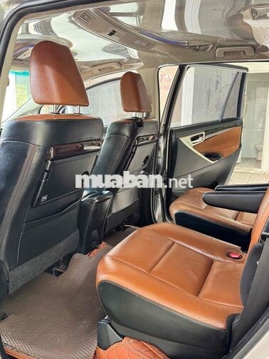 Toyota Innova bản 2.0V cao cấp