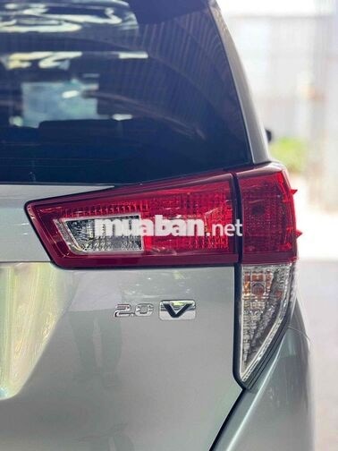 Toyota Innova bản 2.0V cao cấp