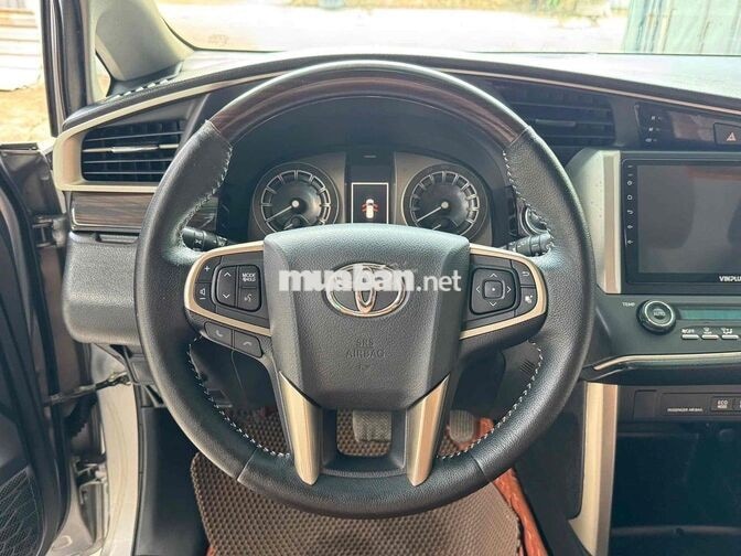 Toyota Innova bản 2.0V cao cấp