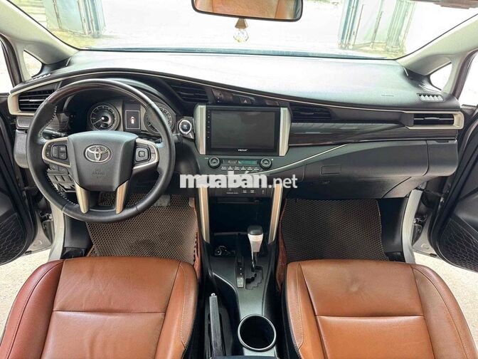 Toyota Innova bản 2.0V cao cấp