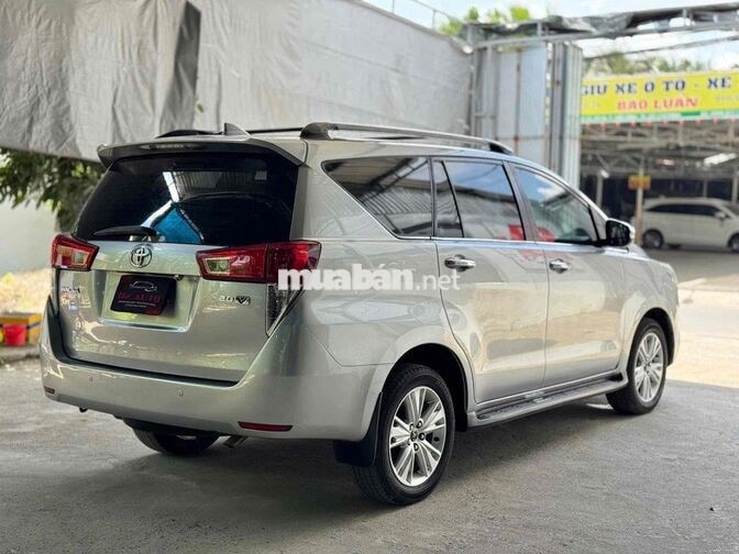 Toyota Innova bản 2.0V cao cấp