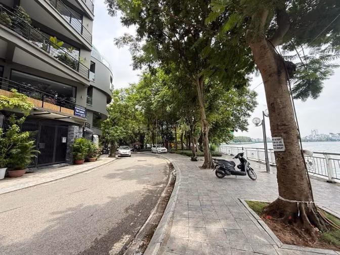 Bán toà nhà mặt phố Quảng Khánh, view Tây Hồ 275m2, 420 tỷ.