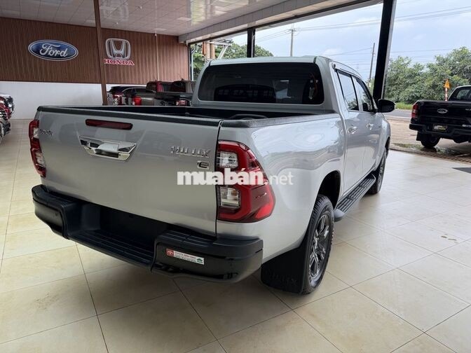 Toyota Hilux 2.4E 2025 Bạc 23000 km