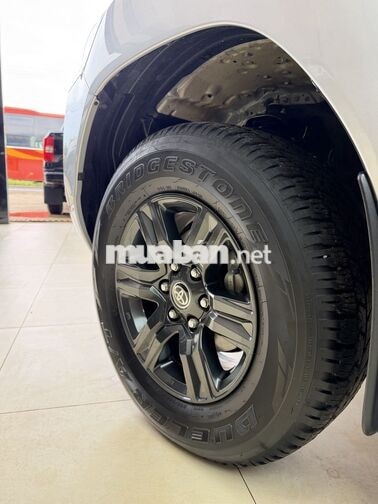 Toyota Hilux 2.4E 2025 Bạc 23000 km