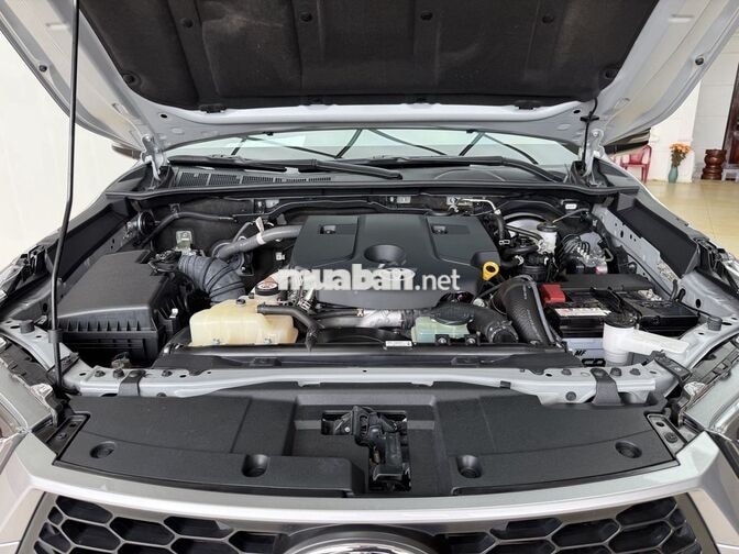 Toyota Hilux 2.4E 2025 Bạc 23000 km