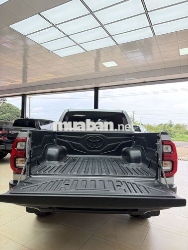 Toyota Hilux 2.4E 2025 Bạc 23000 km